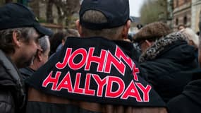 Des fans de Johnny Hallyday devant son domicile de Marnes-la-Coquette le 7 décembre 2017