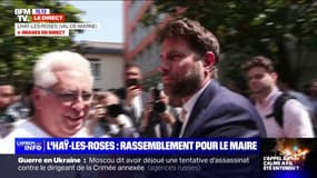 Le maire de L'Haÿ-les-Roses, Vincent Jeanbrun arrive à la manifestation organisée après l'agression dont lui et ses proches ont  été victimes