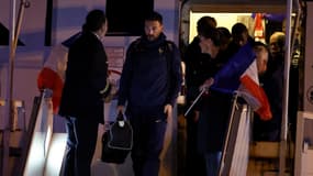 Hugo Lloris en descendant de l'avion avec les joueurs de l'équipe de France