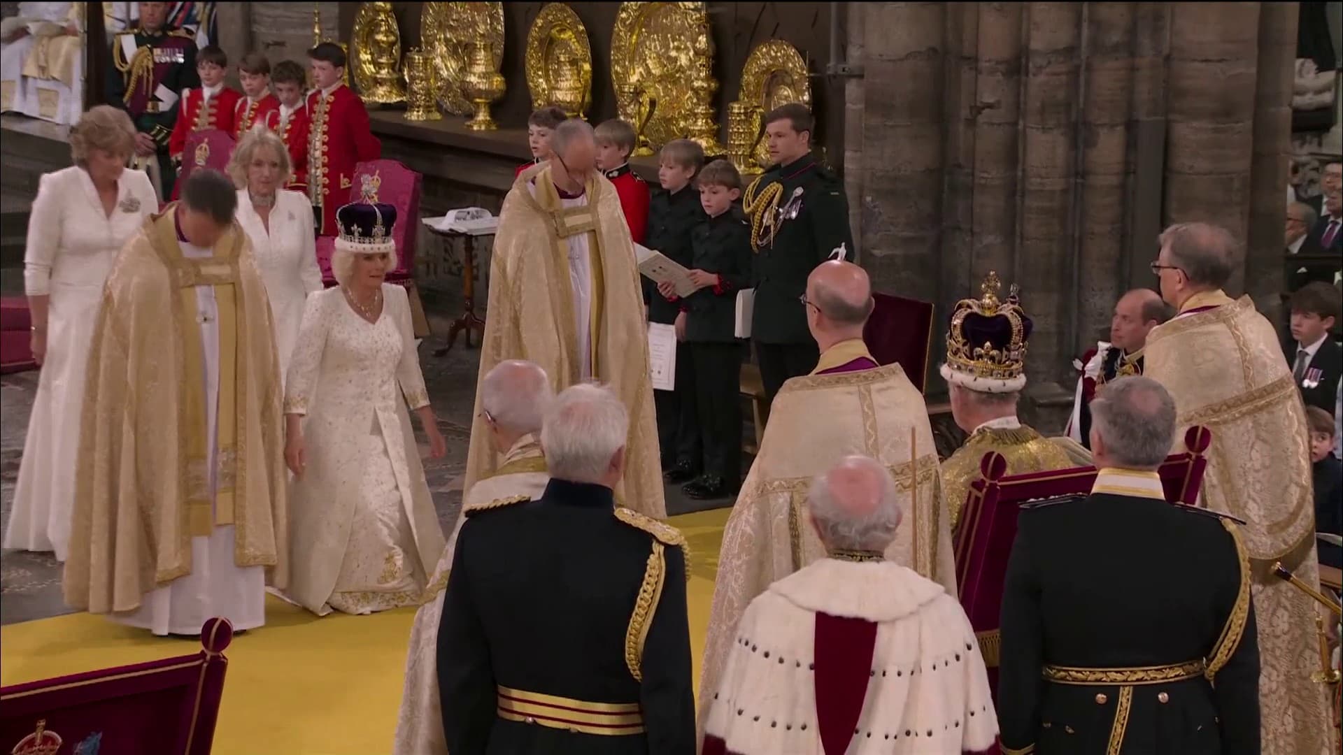 La reine Camilla fait une révérence devant Charles III