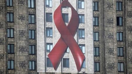 Affiche géante à Varsovie en faveur de la lutte contre le sida, en novembre dernier. Selon l'Organisation mondiale de la santé (OMS), l'épidémie de sida est loin d'être éradiquée en Europe compte tenu des fortes disparités dans la lutte contre le VIH entr