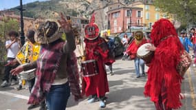 Les samedi 19 et dimanche 20 avril, le festival Toukouleurs apporte de l'animation dans les rues de Moustiers-Sainte-Marie.