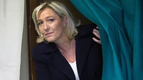Marine Le Pen sort d'un isoloir lors des élections municipales de mars 2014