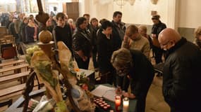 Des personnes se recueillent à l'église Saint-Germain-de-Clairefeuille, en mémoire de Cyril Aleixandre et de son fils de 3 ans, morts dans un terrible accident de car qui a fait 43 victimes.