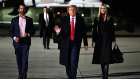 Donald Trump (au centre), sa fille Ivanka Trump et son fils Donald Trump, Jr, le 04 janvier 2021 à Marietta en Géorgie 