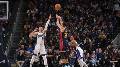 Stephen Curry marque le panier qui lui permet de devenir le premier joueur de l'histoire à franchir la barre des 4.000 points... à 3 points en NBA, le 13 mars contre Sacramento