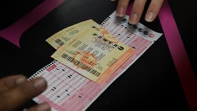 Une cliente achète un ticket de loterie Powerball, le 13 janvier 2016 aux États-Unis