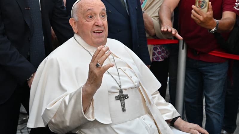 Le pape François à la sortie de l'hôpital, le 16 juin 2023.