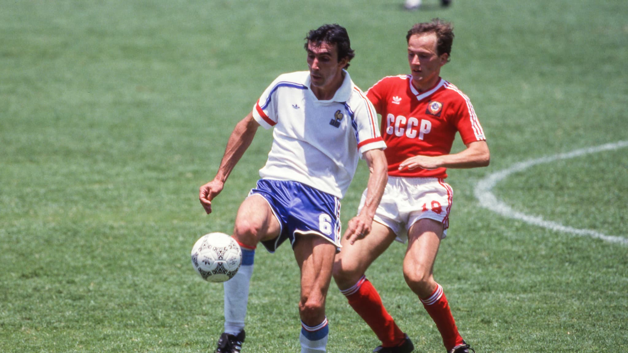 Bossis face à Belanov lors de France-URSS à la Coupe du monde 1986 Bossis face à Belanov lors de France-URSS à la Coupe du monde 1986