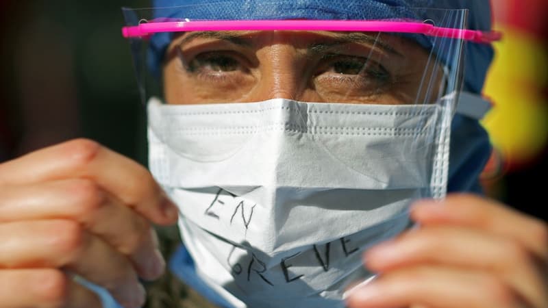 Une hospitalière en grève lors d'une précédente manifestation à Marseille, le 8 novembre dernier