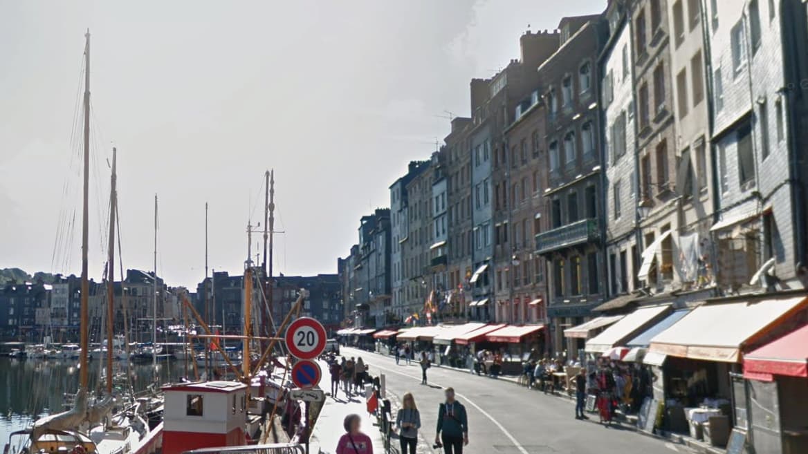 Une alarme installée dans les immeubles menacés d'effondrement sonne à Honfleur, une partie du centre-ville évacuée