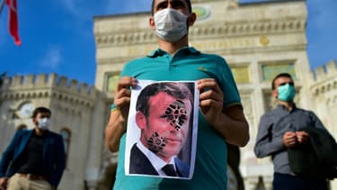 Manifestation, le 25 octobre 2020 à Istanbul, après les propos du président français Emmanuel Macron sur l'islam qui ont suscité critiques, manifestations et même appels au boycott des produits français dans le monde musulman