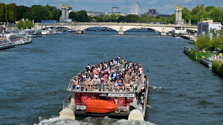 Un bateau touristique sur la Seine à Paris, le 9 août 2023.