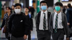 Des étudiants portant des masques dans le hall des arrivées de l'aéroport international de Hong Kong, le 22 janvier 2020