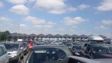 Bouchons sur le chemin des vacances, une vidéo des Témoins BFMTV. Bouchon au péage vers Angers pour les départs en vacances ce 11 juillet 2015. Faites comme ce témoin BFMTV et vous aussi venez déposer vos vidéos d'actualités sur http://temoins.bfmtv.com/. Réf : TMS-113211