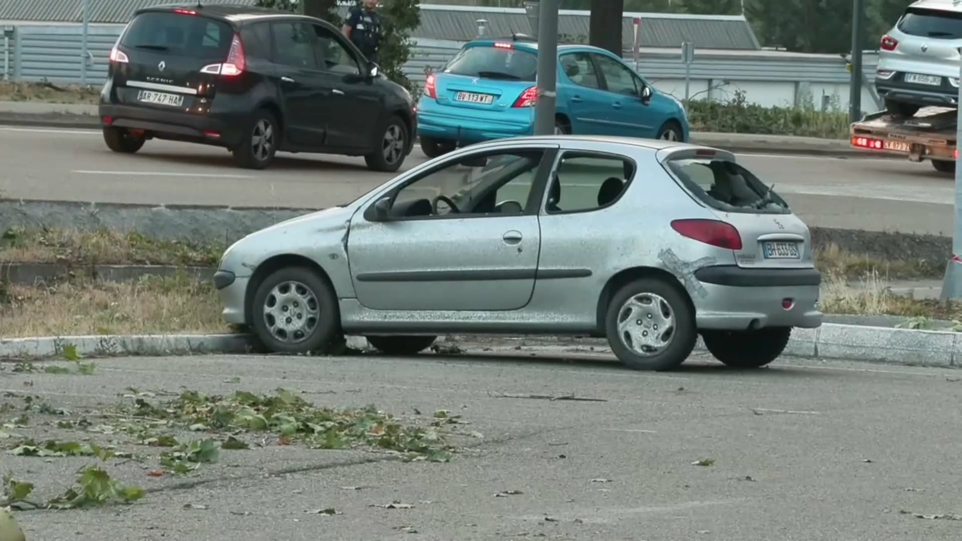 Une voiture endommagées lors d'orages le 16 juillet 2026, près de Saint-Étienne (Loire). Une voiture endommagées lors d'orages le 16 juillet 2026, près de Saint-Étienne (Loire).