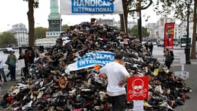 Handicap international invite ce week end les Parisiens et habitants d'une trentaine de villes en France à jeter leurs chaussures pour former une pyramide, pour sensibiliser l'opinion publique à propos des mines antipersonnel.