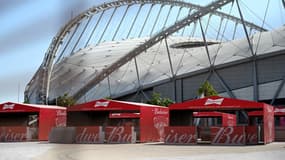 Des stands Budweiser initialement prévus pour la vente d'alcool devant un stade au Qatar