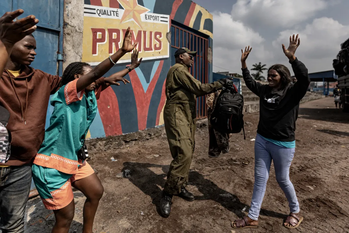 En RDC où 73% de la population vit avec moins de deux dollars par jour, les  arnaques cryptos prolifèrent dans certaines zones du pays tombées aux mains  du M23