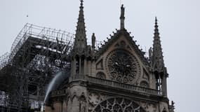 Les pompiers étaient encore présents sur l'édifice mardi matin 