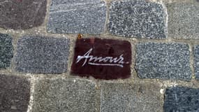 Un tag "Amour" dans une rue de Paris