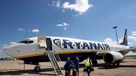 La compagnie aérienne Ryanair fermera en janvier prochain sa plate-forme de Marseille-Marignane, après l'ouverture d'une procédure judiciaire à son encontre liée aux conditions de rémunération de ses salariés locaux. /Photo d'archives/REUTERS/Jean-Paul Pé