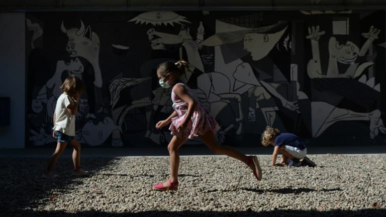 Des enfants jouent dans la cour de récréation d'une école à Mairena del Aljarafe (Espagne) le 10 septembre 2020