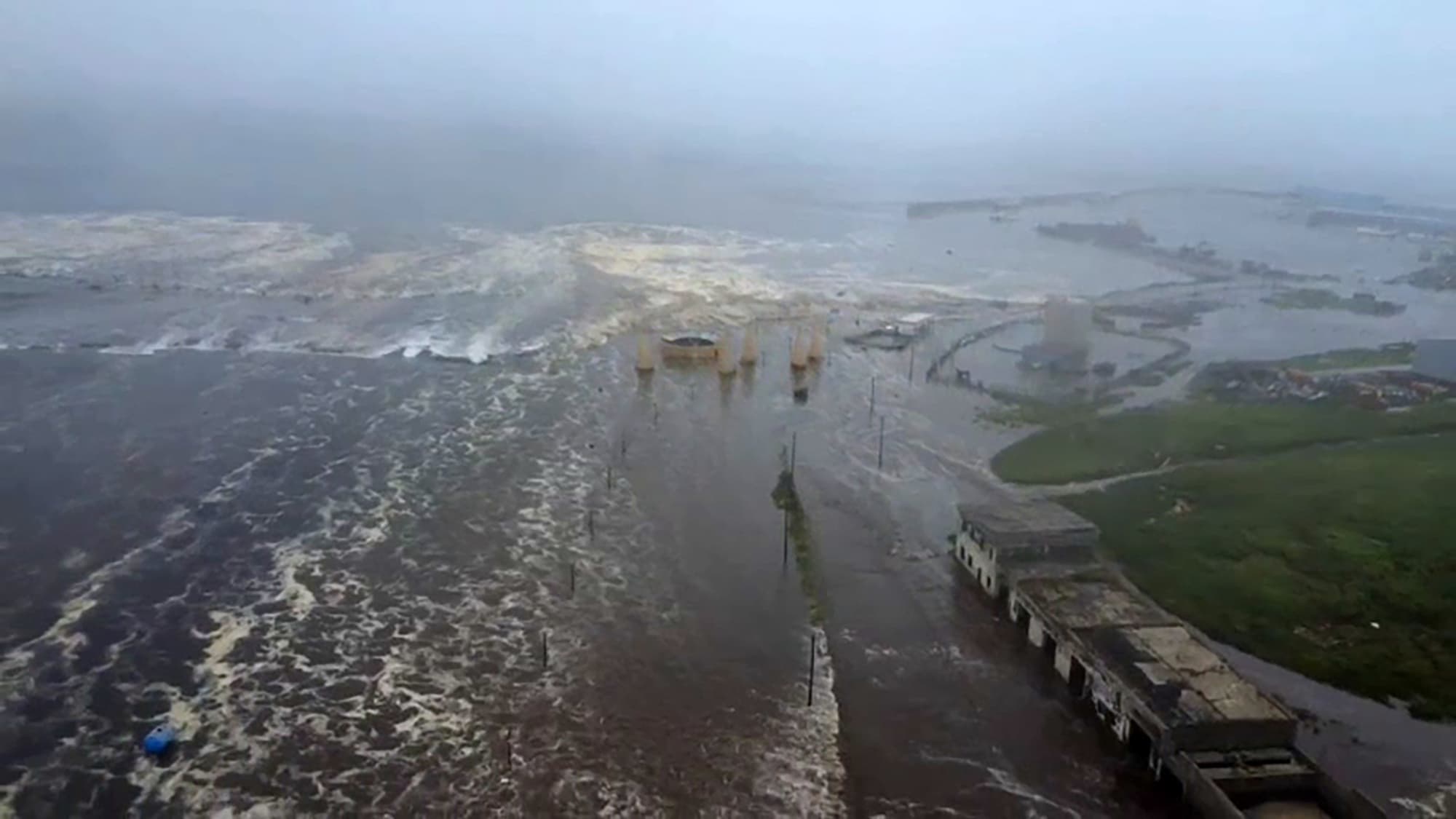 Le Severo-Kurilsk touché par le tsunami sur l'île de Paramushir, dans les îles Kouriles du nord de la Russie, le 30 juillet 2025. 
