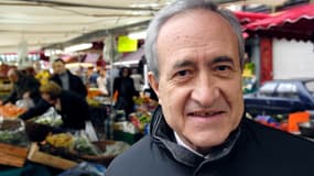 Jean Tiberi en 2008 rue Mouffetard à Paris 