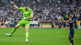 Emiliano Martinez célèbre un arrêt face à Kingsley Coman lors de France-Argentine en finale de la Coupe du monde, le 18 décembre 2022.