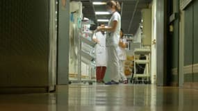 Un couloir d'hôpital - Image d'illustration - BFMTV