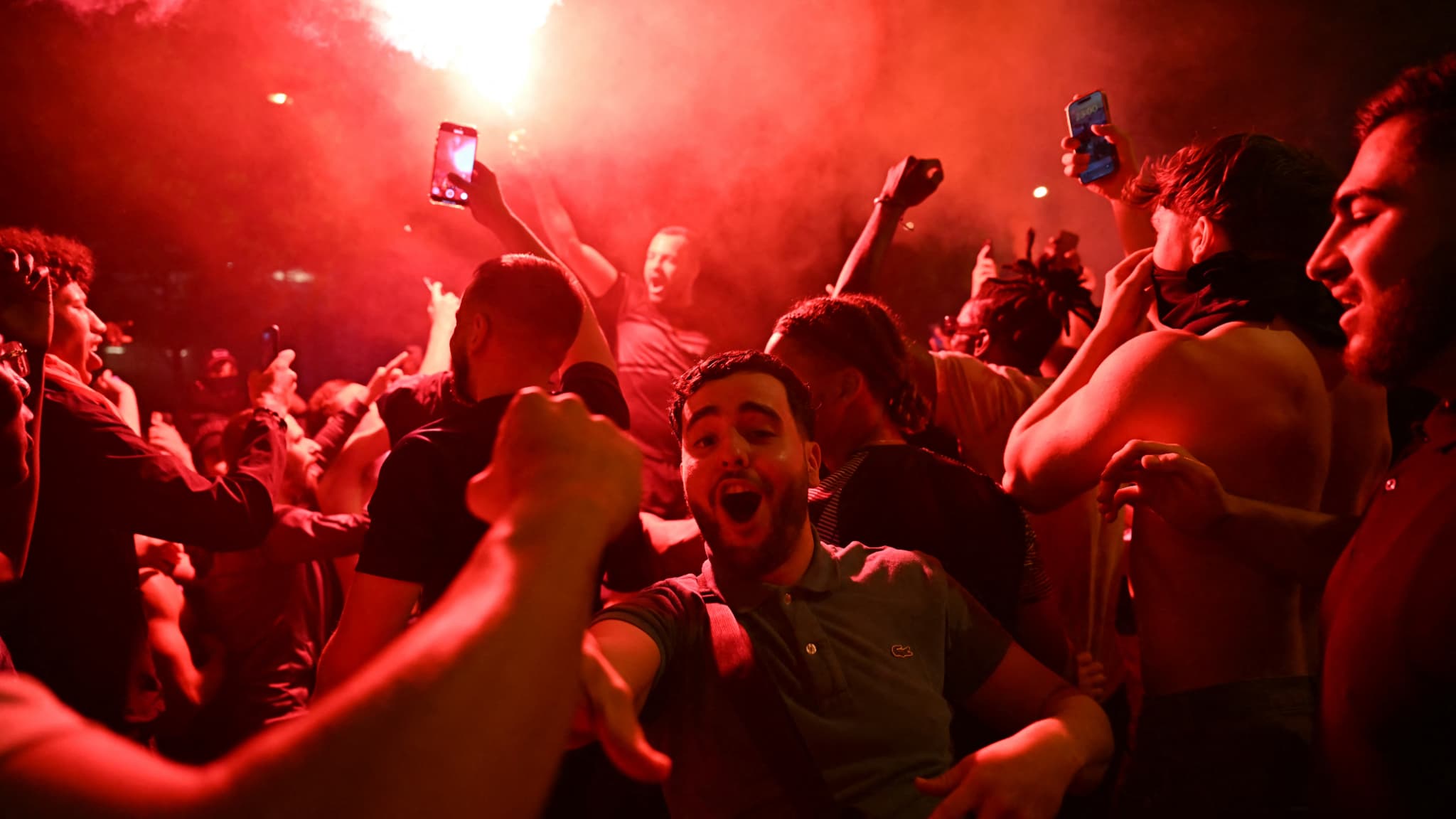 Des supporters du Paris Saint-Germain célèbrent la victoire du PSG lors de la finale de la Ligue des champions de l'UEFA entre le Paris Saint-Germain (PSG) et l'Inter Milan à Munich, sur l'avenue des Champs-Élysées à Paris, le 31 mai 2025.