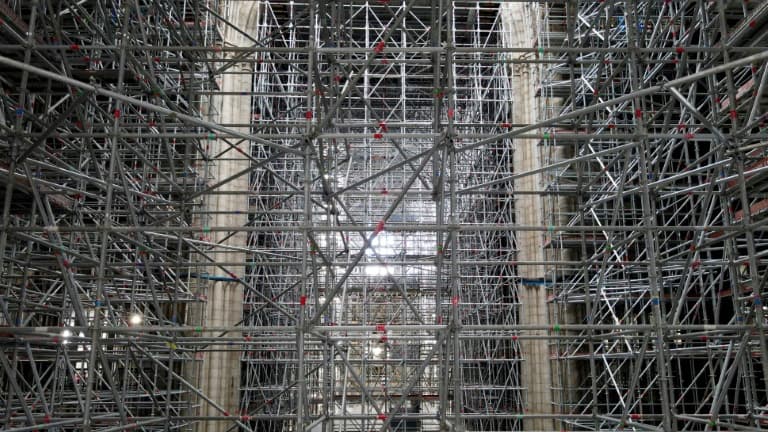 Les échafaudages dans la cathédrale Notre-Dame de Paris le 16 septembre 2021.