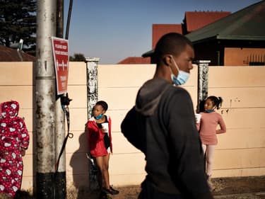 Des enfants portant des masques de protection en Afrique du Sud.