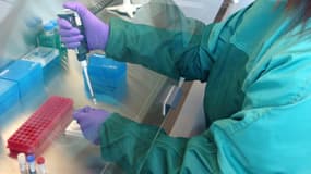 Une laborantine travaille sur un vaccin expérimental, au centre de recherches sur les maladies infectieuses JC Wilt, à Winnipeg, au Canada.