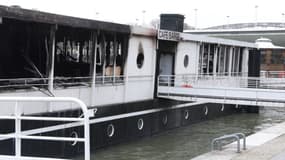 La péniche du "Café Barge" a été incendiée lundi 22 janvier 2024 vers 23 heures, sur le quai de la Râpée à Paris