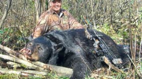 Walter Palmer devant l'ours qu'il vient d'abattre dans le Wisconsin, en 2006.