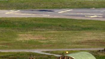 Un Rafale se prépare à atterrir sur la base militaire de Solenzara en Corse, l'une des bases des forces françaises intervenant en Libye.