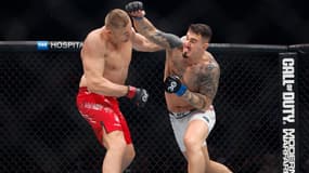 Tom Aspinall (short blanc) contre Sergei Pavlovich à l'UFC, le 12 novembre 2023