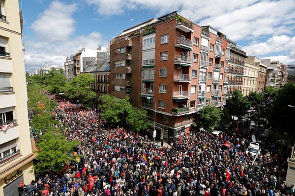 La manifestation de soutien au Premier ministre espagnol, devant le siège du parti Parti socialiste espagnol à Madrid, le 27 avril 2024.