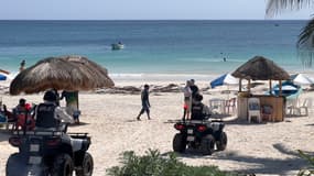 Des policiers patrouillent sur la plage de Tulum, près du site archéologique maya précolombien de Tulum, à proximité de la station balnéaire, dans les Caraïbes, sur la Riviera Maya, dans l'État de Quintana Roo, au Mexique, le 30 octobre 2021. 