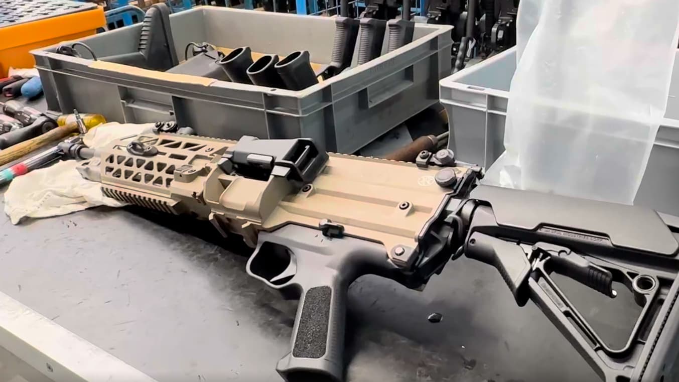 Mitrailleuse Evolys en fin de montage avant d'être testée.