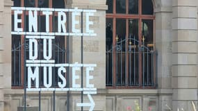 Une fenêtre cassée (d) près de l'entrée du musée national de céramique Adrien-Dubouché cambriolé pendant la nuit, le 4 septembre 2025 à Limoges, en Haute-Vienne