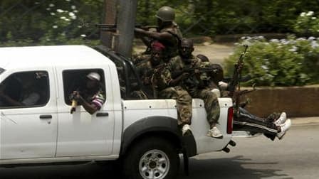 Soldats fidèles à Laurent Gbagbo à Abidjan. Laurent Gbagbo a beau être retranché dans sa résidence à Abidjan, le président sortant de la Côte d'Ivoire fait plus que résister aux pressions conjuguées de son rival Alassane Ouattara, des Nations unies et de