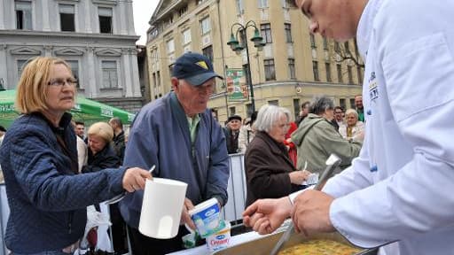 Des chefs bosniens distribuent la soupe géante préparée à Sarajevo le 17 avril 2015 Des chefs bosniens distribuent la soupe géante préparée à Sarajevo le 17 avril 2015