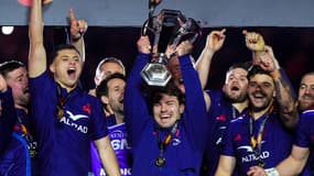 La joie des Bleus et du capitaine Antoine Dupont pour la victoire de la France au Tournoi des 6 Nations le 15 mars 2025 au Stade de France