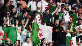 Les supporters algériens au soutien de la boxeuse Imane Khelif à l'Arena Paris Nord, le 3 août 2024 aux Jeux olympiques de Paris