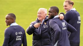 Didier Deschamps avec Dayot Upamecano pendant un entraînement de l'équipe de France, le 22 mars 2024