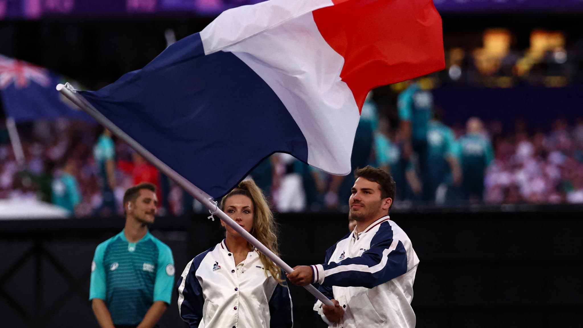 Pauline Ferrand-Prévot et Antoine Dupont porte-drapeaux de la délégation française, cérémonie d'ouverture des JO de Paris 2024, 11 août 2024 Pauline Ferrand-Prévot et Antoine Dupont porte-drapeaux de la délégation française, cérémonie d'ouverture des JO de Paris 2024, 11 août 2024