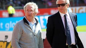 Franck Riboud, le PDG de Danone (à gauche), et Patrick Trotignon, le président d'Evian TG (à droite)